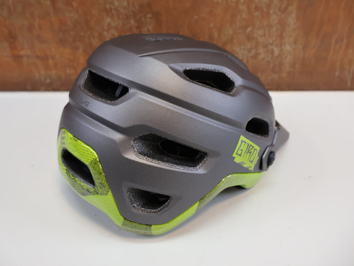 Helme von Giro, GIRO SOURCE MIPS MTB HELM / GRÖSSE M 55 - 59 CM / MATTE BLACK / 7140530 vor USEDBIKES - OB.DE Hintergrund