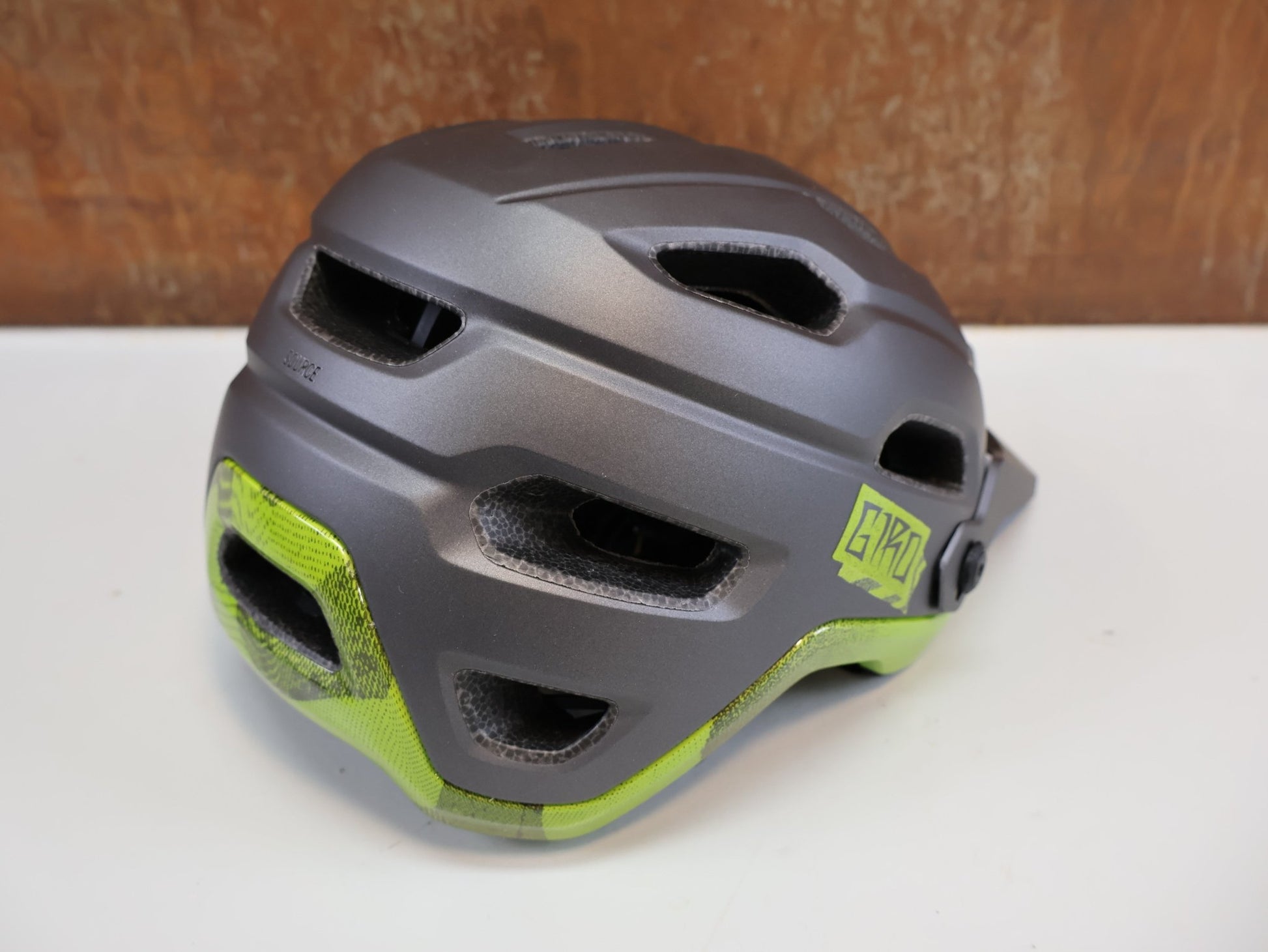 Helme von Giro, GIRO SOURCE MIPS MTB HELM / GRÖSSE M 55 - 59 CM / MATTE BLACK / 7140530 vor USEDBIKES - OB.DE Hintergrund