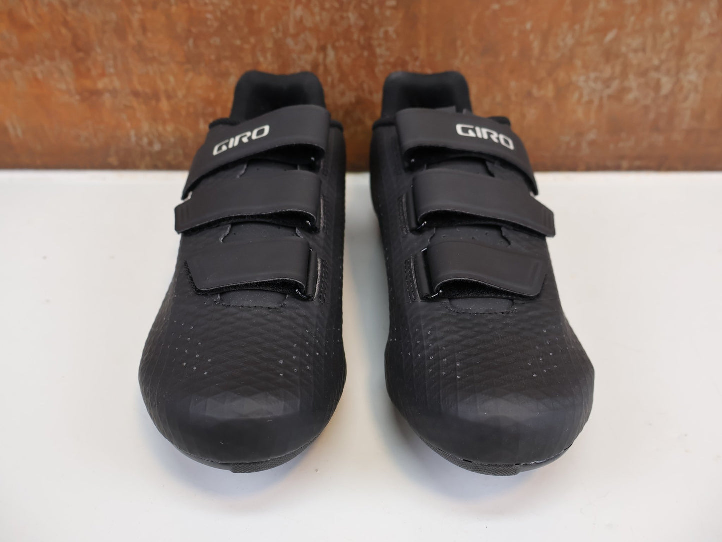 RR - Herrenschuhe von Giro, GIRO STYLUS RENNRADSCHUHE HERREN / SCHWARZ / GR. 45 / SYNCHWIRE vor USEDBIKES - OB.DE Hintergrund