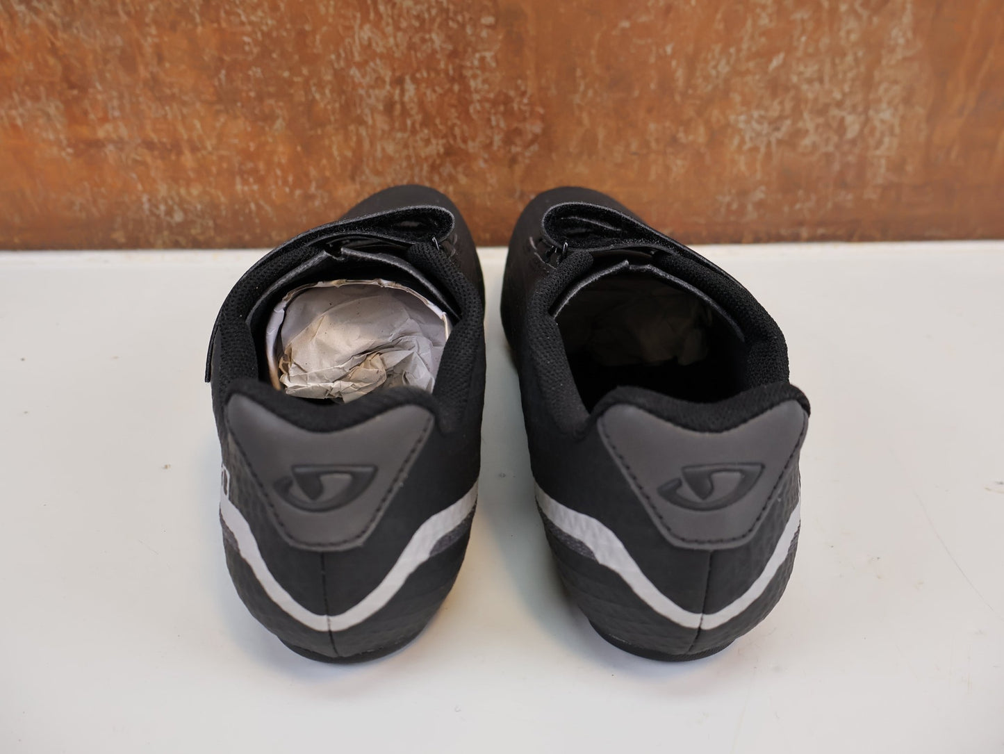 RR - Herrenschuhe von Giro, GIRO STYLUS RENNRADSCHUHE HERREN / SCHWARZ / GR. 45 / SYNCHWIRE vor USEDBIKES - OB.DE Hintergrund