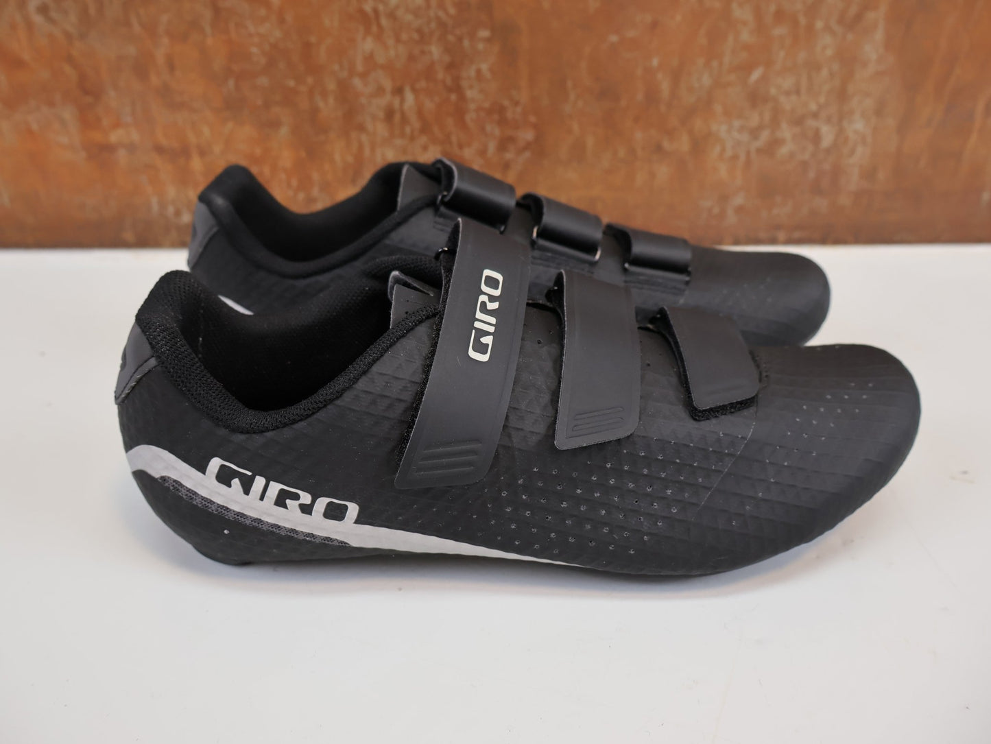 RR - Herrenschuhe von Giro, GIRO STYLUS RENNRADSCHUHE HERREN / SCHWARZ / GR. 45 / SYNCHWIRE vor USEDBIKES - OB.DE Hintergrund