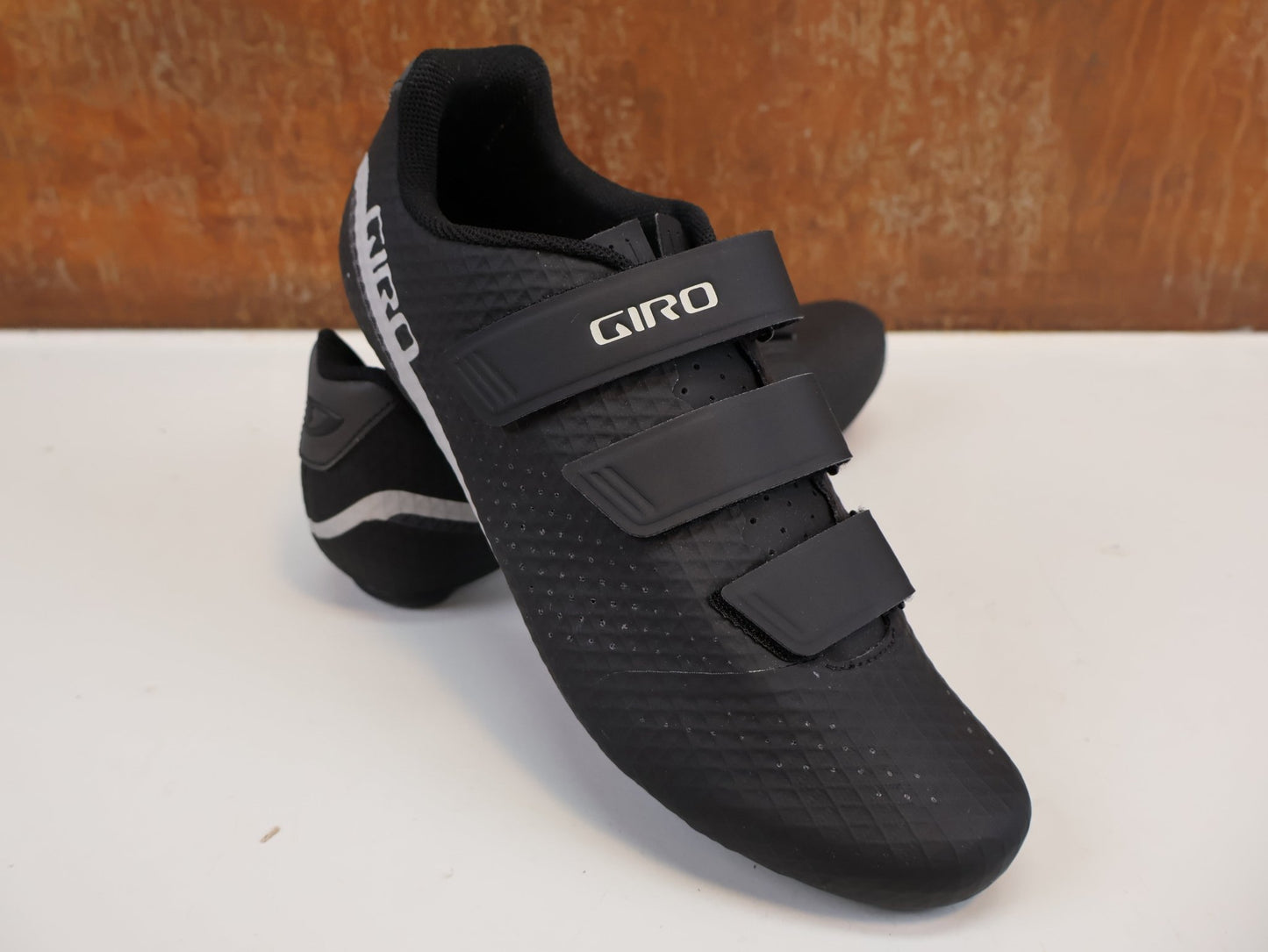 RR - Herrenschuhe von Giro, GIRO STYLUS RENNRADSCHUHE HERREN / SCHWARZ / GR. 45 / SYNCHWIRE vor USEDBIKES - OB.DE Hintergrund