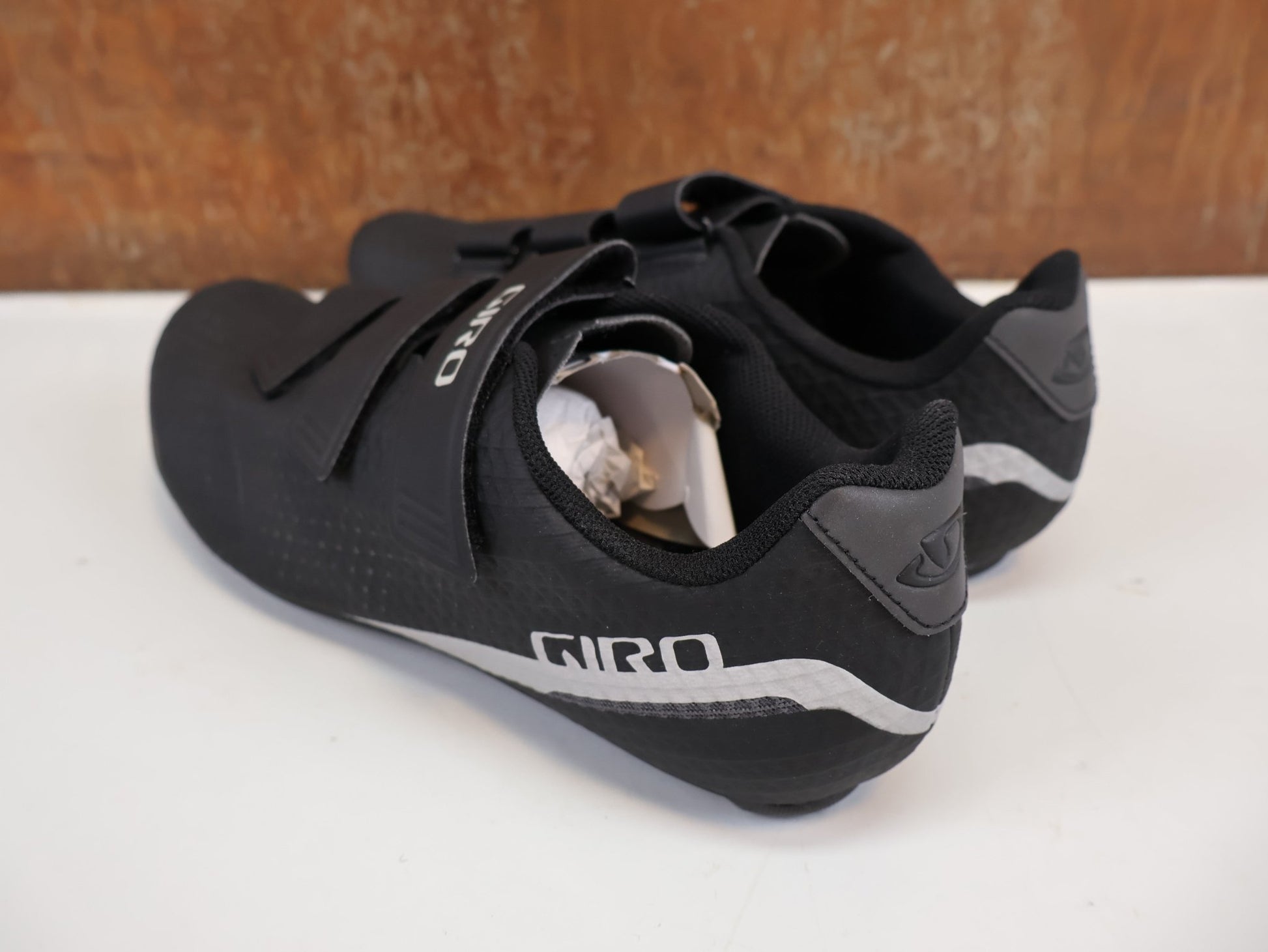 RR - Herrenschuhe von Giro, GIRO STYLUS RENNRADSCHUHE HERREN / SCHWARZ / GR. 45 / SYNCHWIRE vor USEDBIKES - OB.DE Hintergrund