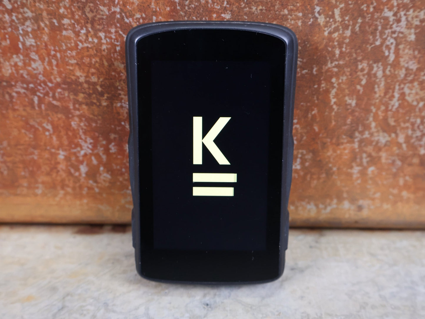 GPS - Geräte & Sensoren von Hammerhead, HAMMERHEAD KAROO 2 GPS FAHRRADCOMPUTER vor USEDBIKES - OB.DE Hintergrund