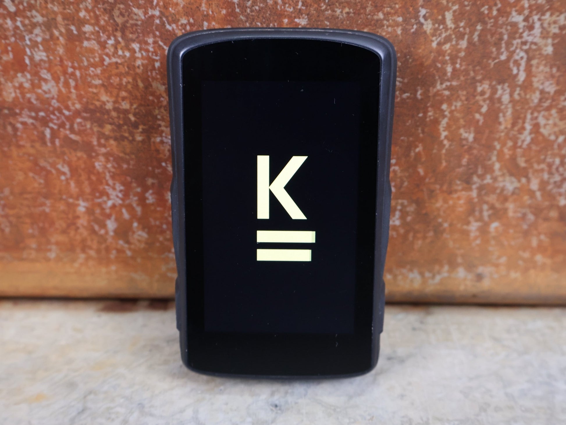 GPS - Geräte & Sensoren von Hammerhead, HAMMERHEAD KAROO 2 GPS FAHRRADCOMPUTER vor USEDBIKES - OB.DE Hintergrund