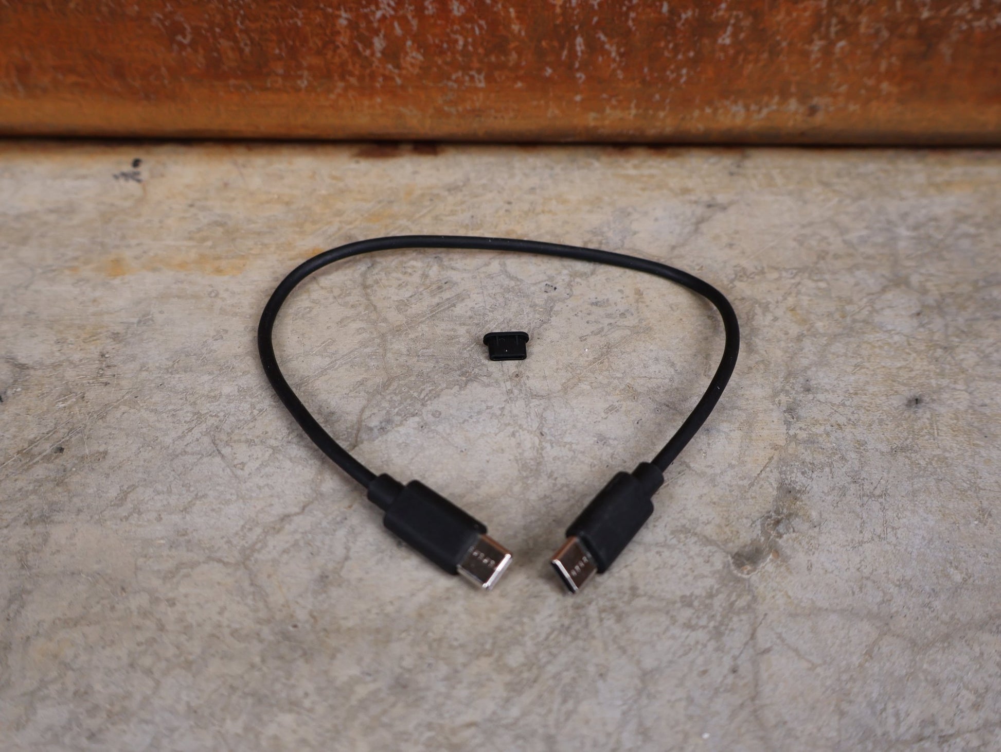 GPS - Geräte & Sensoren von Hammerhead, HAMMERHEAD KAROO 2 GPS FAHRRADCOMPUTER vor USEDBIKES - OB.DE Hintergrund