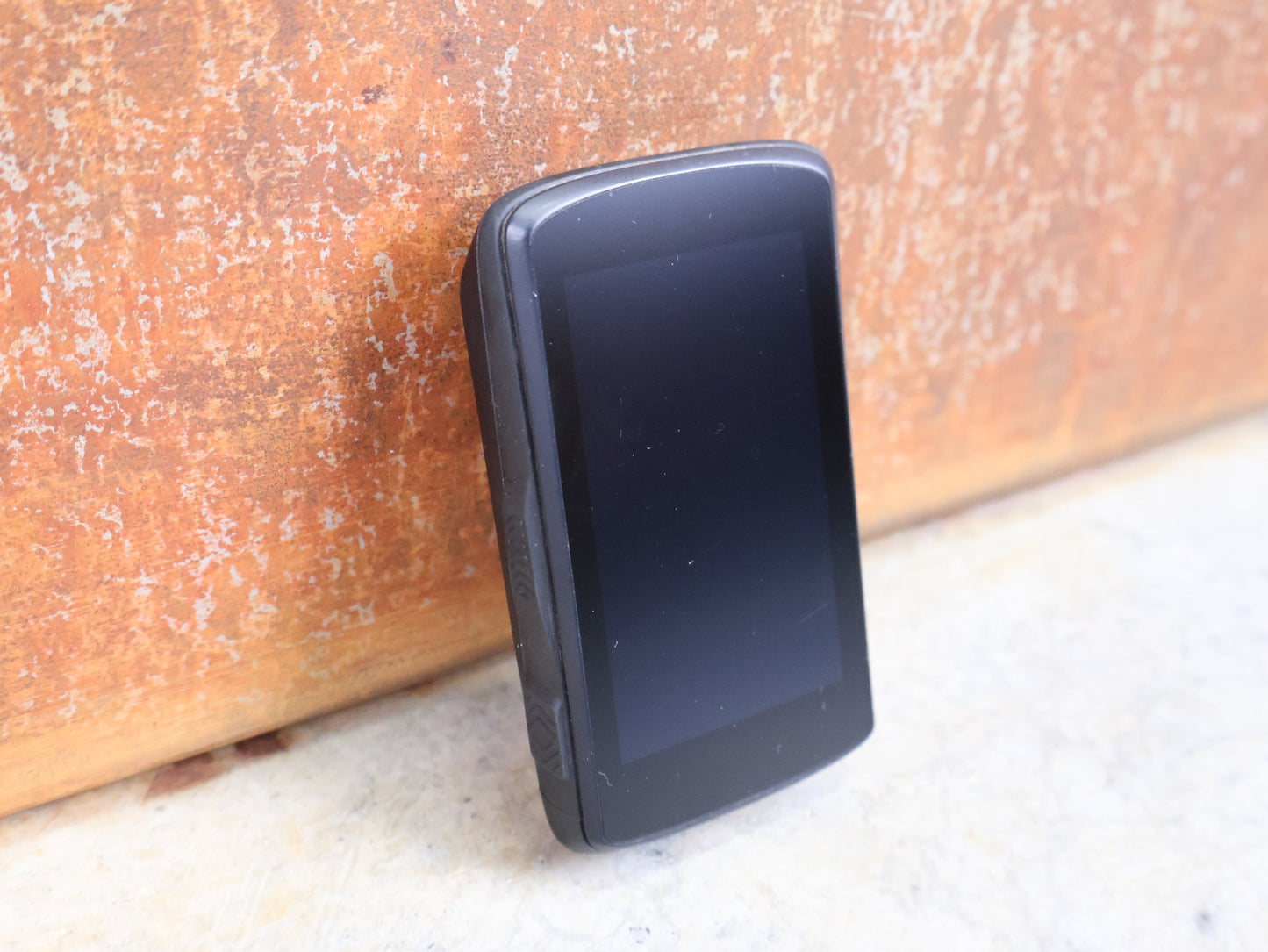 GPS - Geräte & Sensoren von Hammerhead, HAMMERHEAD KAROO 2 GPS FAHRRADCOMPUTER vor USEDBIKES - OB.DE Hintergrund