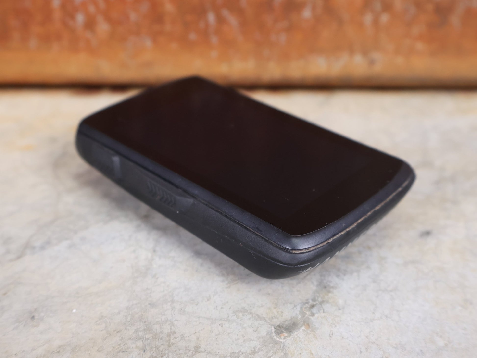 GPS - Geräte & Sensoren von Hammerhead, HAMMERHEAD KAROO 2 GPS FAHRRADCOMPUTER vor USEDBIKES - OB.DE Hintergrund