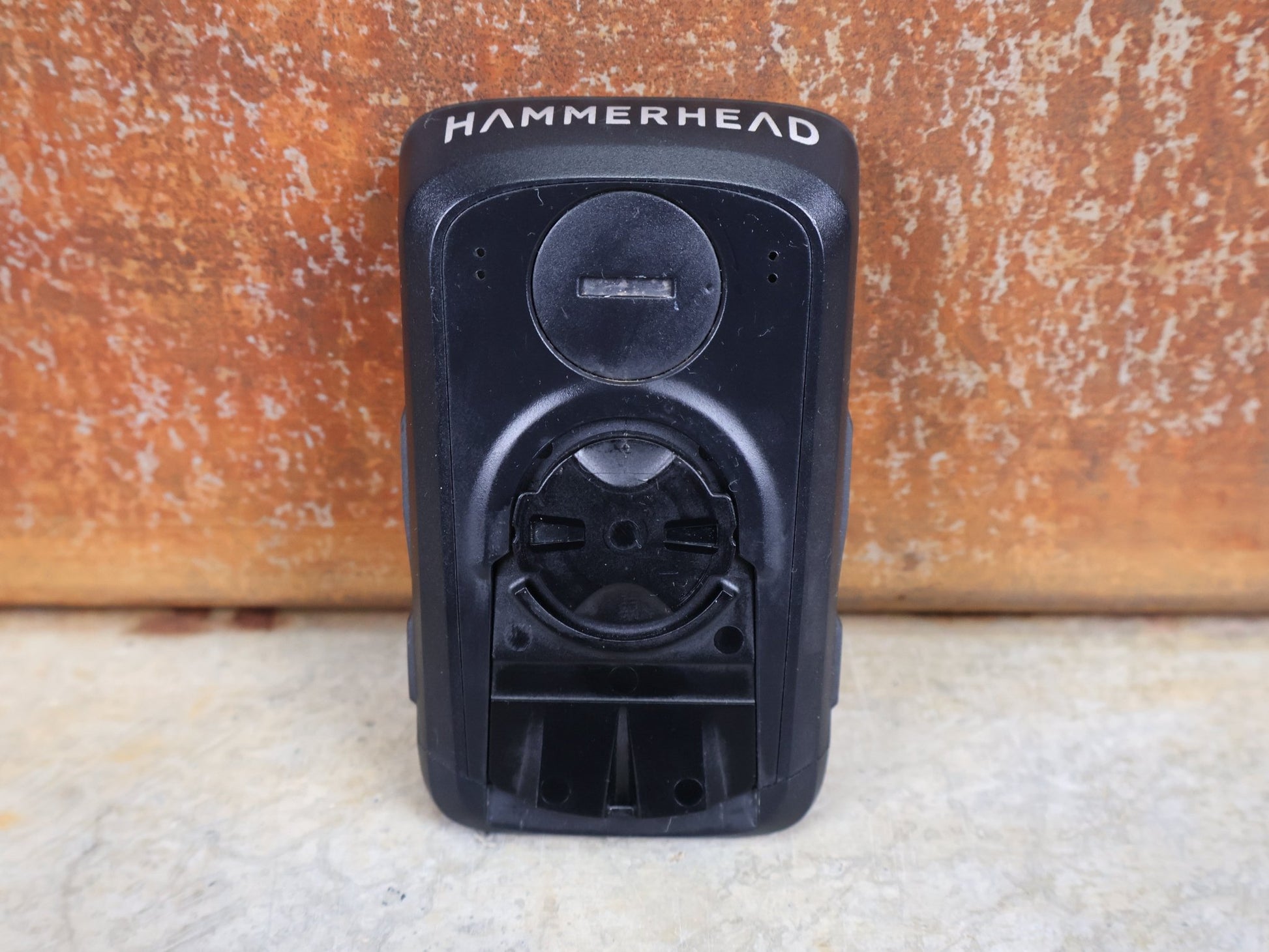 GPS - Geräte & Sensoren von Hammerhead, HAMMERHEAD KAROO 2 GPS FAHRRADCOMPUTER vor USEDBIKES - OB.DE Hintergrund