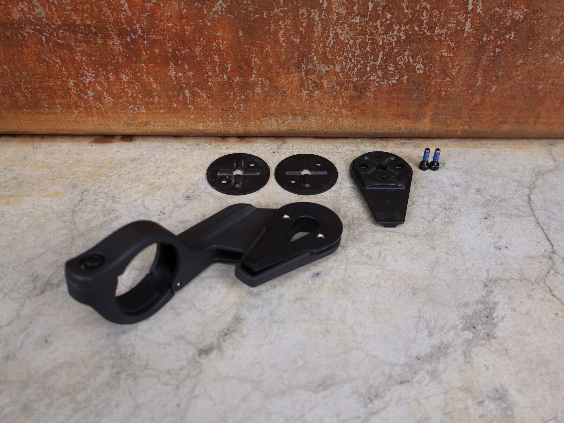 GPS - Geräte & Sensoren von Hammerhead, HAMMERHEAD KAROO 2 GPS FAHRRADCOMPUTER vor USEDBIKES - OB.DE Hintergrund