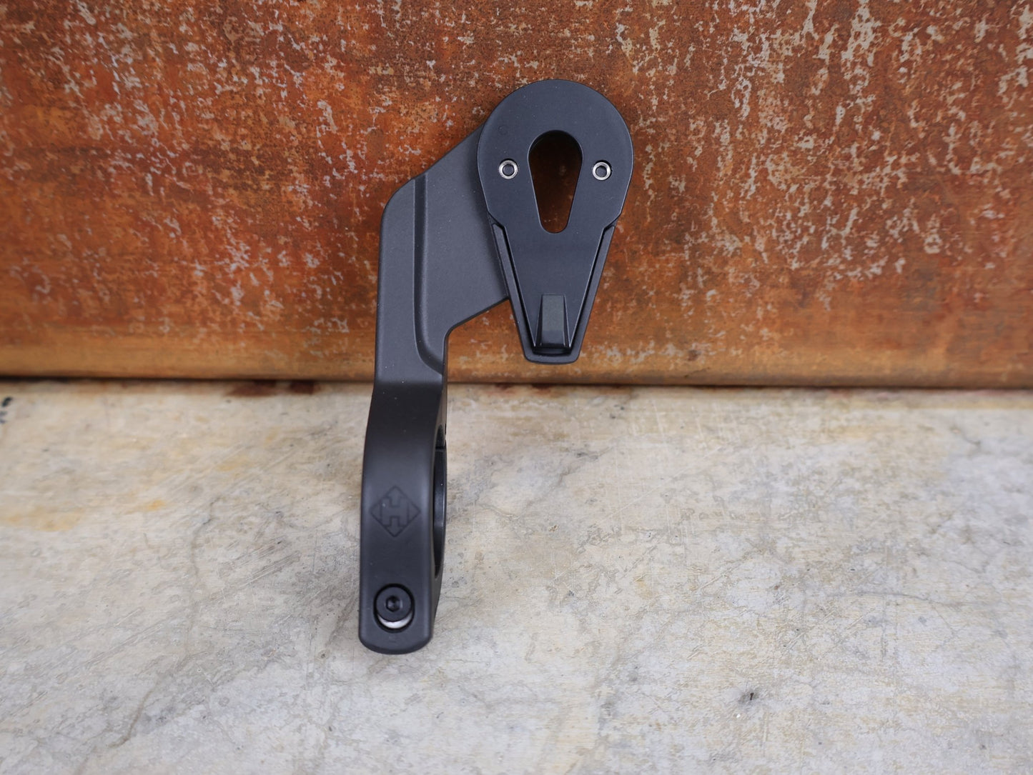 GPS - Geräte & Sensoren von Hammerhead, HAMMERHEAD KAROO 2 GPS FAHRRADCOMPUTER vor USEDBIKES - OB.DE Hintergrund