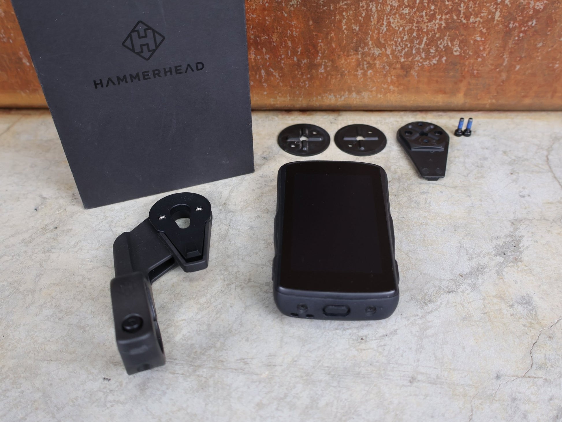 GPS - Geräte & Sensoren von Hammerhead, HAMMERHEAD KAROO 2 GPS FAHRRADCOMPUTER vor USEDBIKES - OB.DE Hintergrund