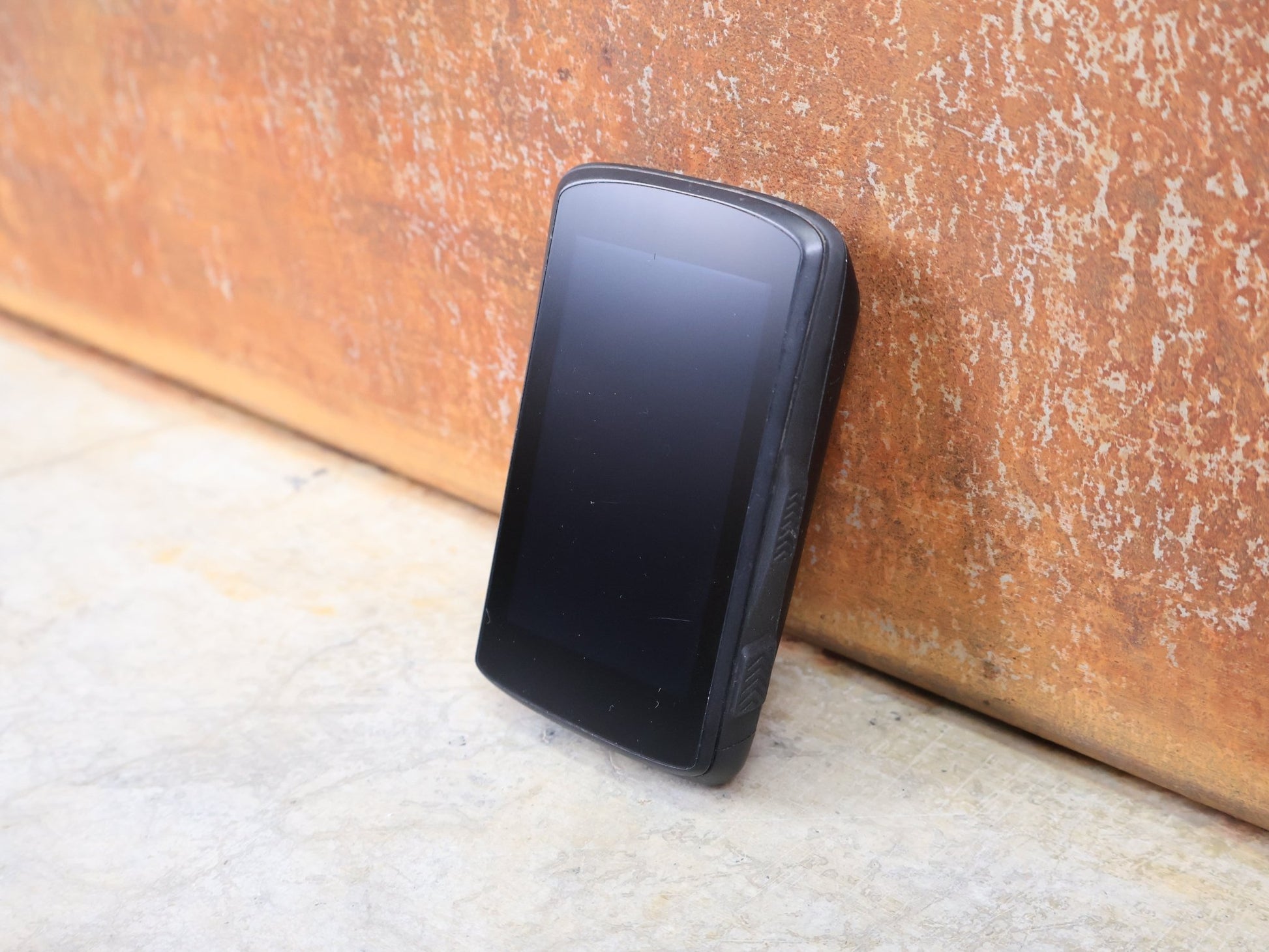 GPS - Geräte & Sensoren von Hammerhead, HAMMERHEAD KAROO 2 GPS FAHRRADCOMPUTER vor USEDBIKES - OB.DE Hintergrund