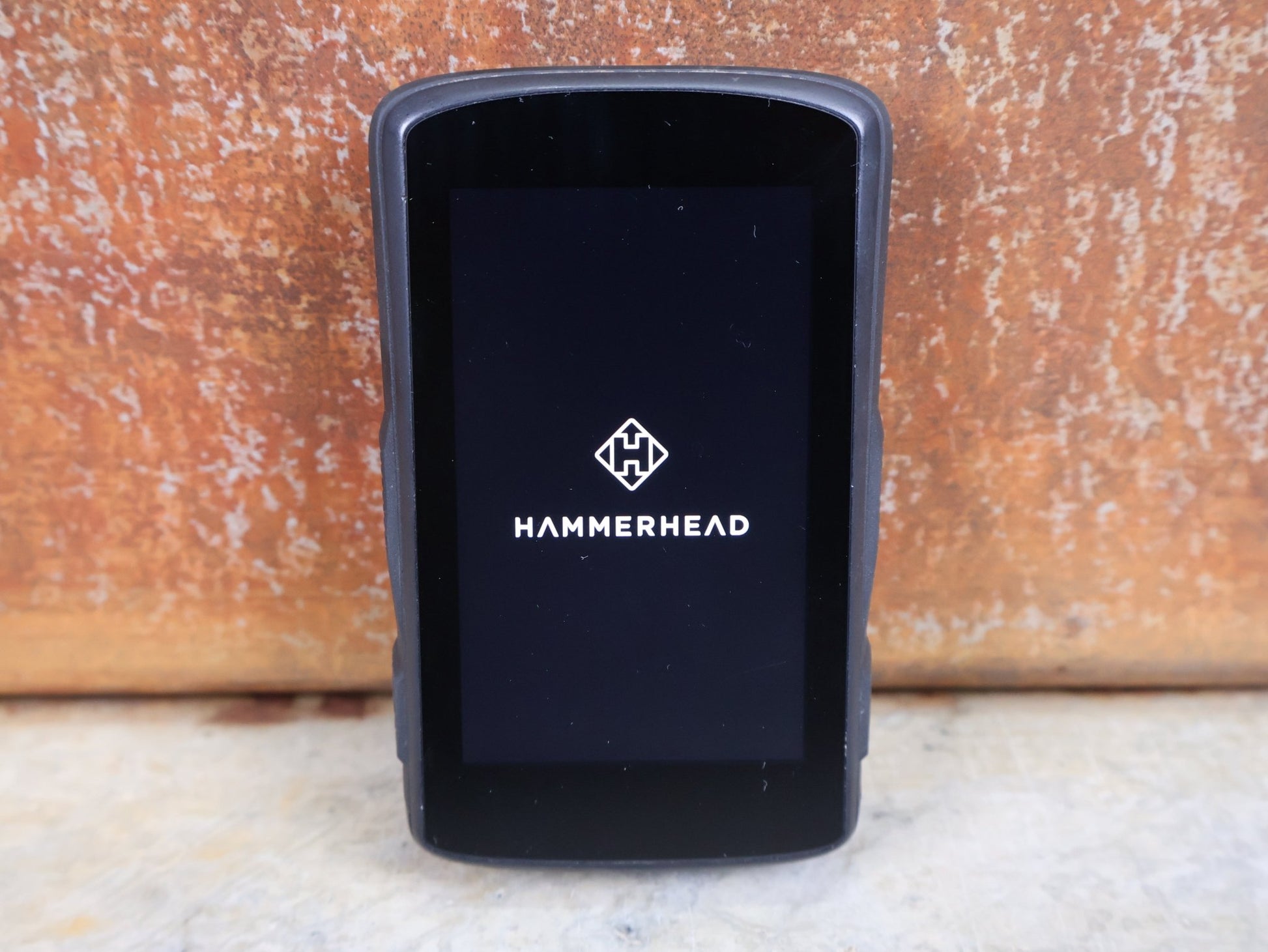 GPS - Geräte & Sensoren von Hammerhead, HAMMERHEAD KAROO 2 GPS FAHRRADCOMPUTER vor USEDBIKES - OB.DE Hintergrund