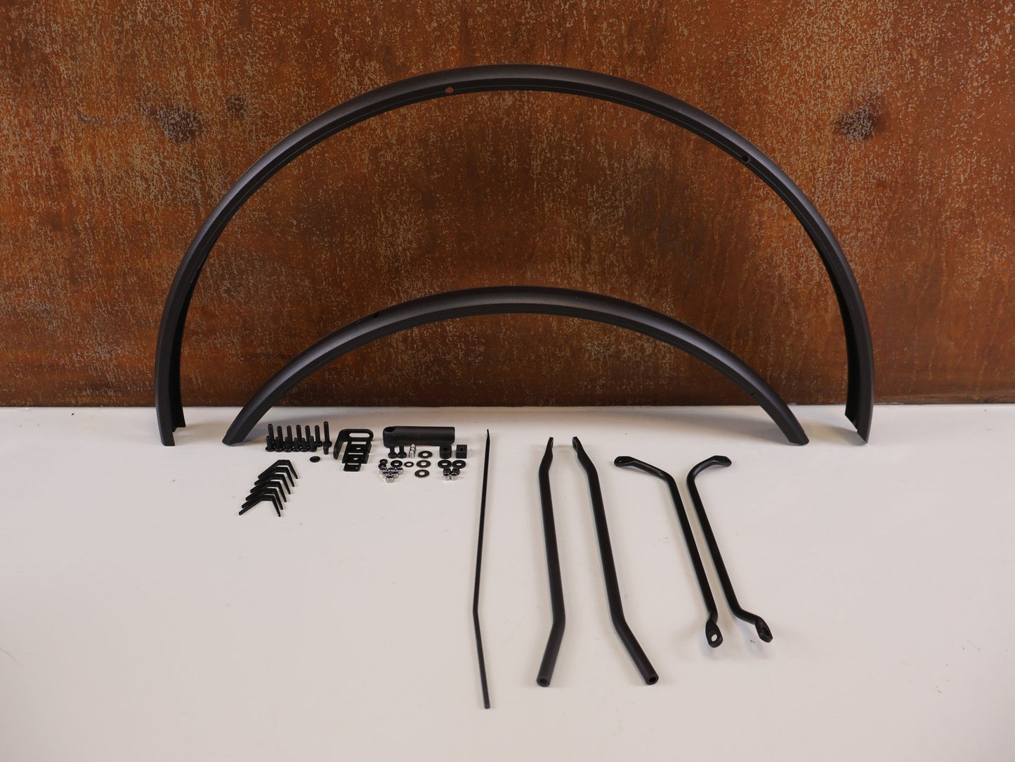 Schutzbleche & Gepäckträger von hebie, HEBIE ALUMEE SCHUTZBLECHSET / 28 ZOLL / 62MM BREITE / ALUMINIUM / INTEGRIERTE GEPÄCKSTREBEN vor USEDBIKES - OB.DE Hintergrund