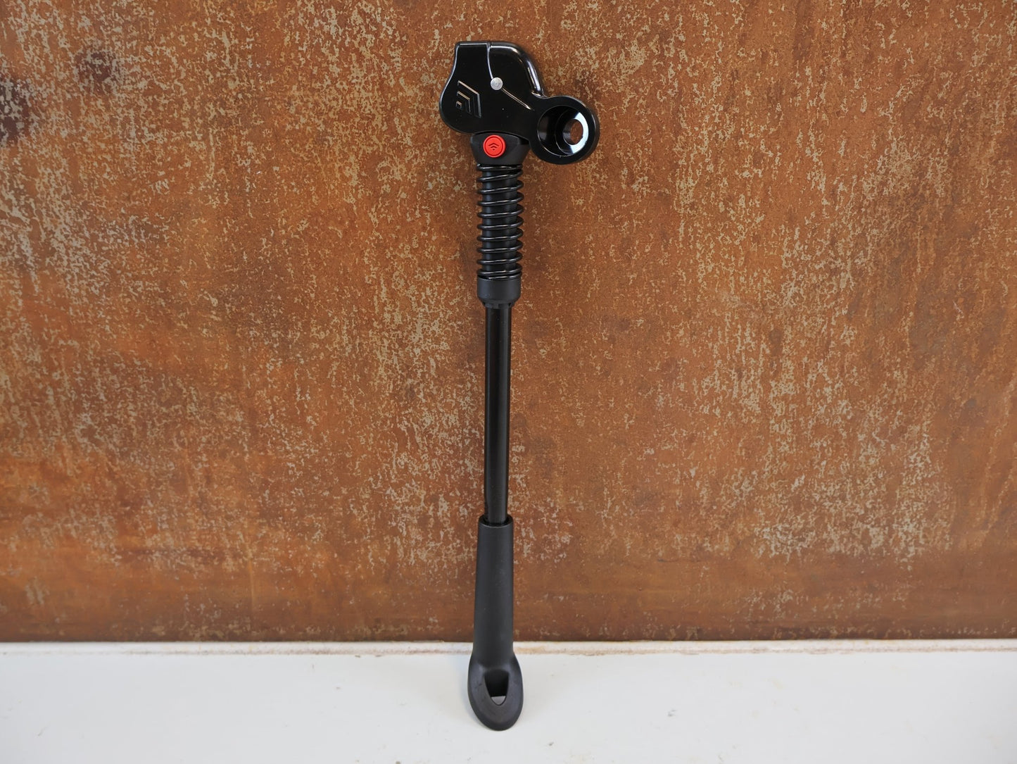 Fahrradständer von hebie, HEBIE AX 618 / HINTERBAUSTÄNDER ACHSMONTAGE / SCHWARZ / B-WARE / OHNE MONTAGEMATERIAL vor USEDBIKES-OB.DE Hintergrund