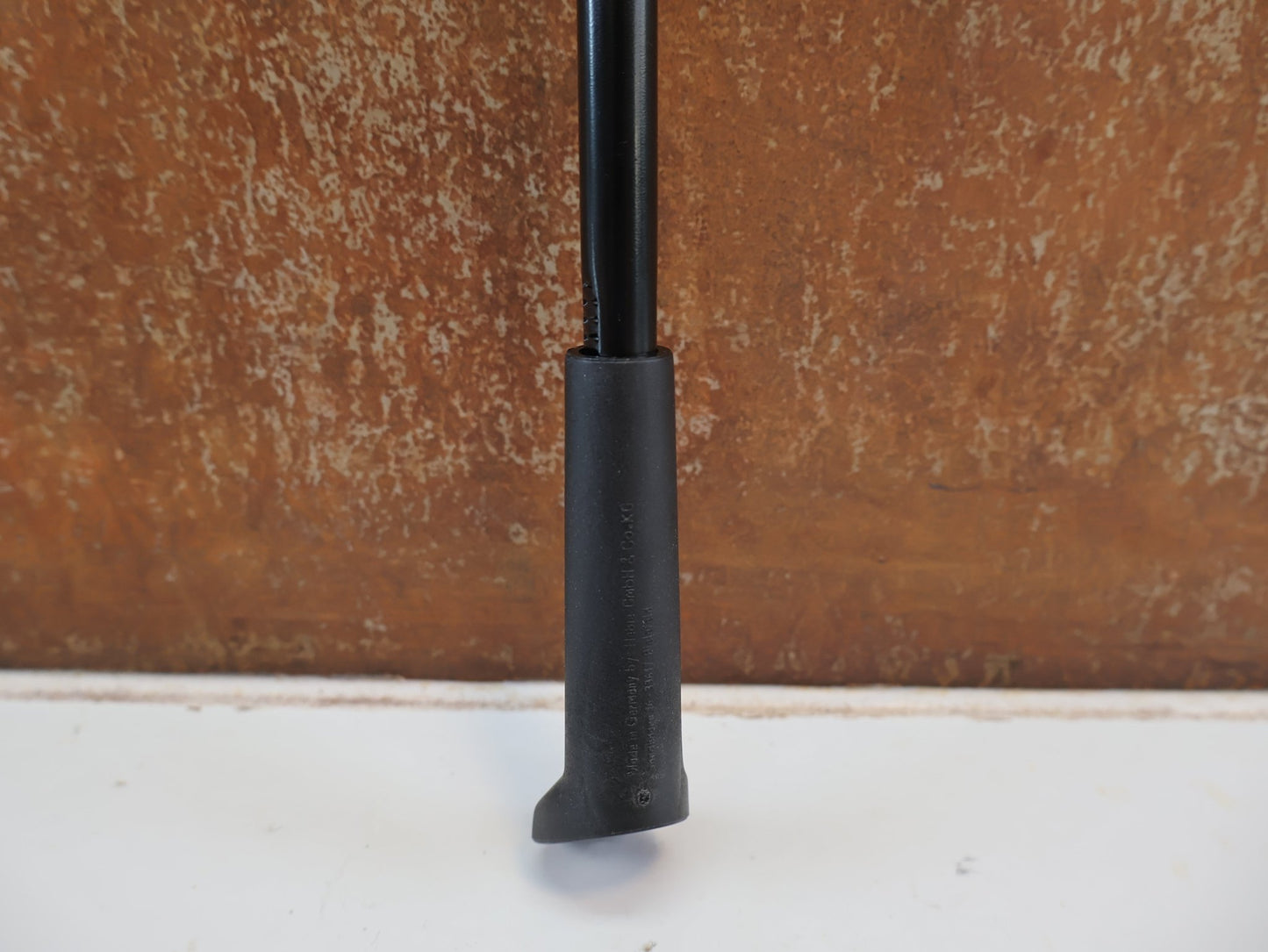 Fahrradständer von hebie, HEBIE AX 618 / HINTERBAUSTÄNDER ACHSMONTAGE / SCHWARZ / B-WARE / OHNE MONTAGEMATERIAL vor USEDBIKES-OB.DE Hintergrund