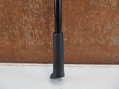 Fahrradständer von hebie, HEBIE AX 618 / HINTERBAUSTÄNDER ACHSMONTAGE / SCHWARZ / B-WARE / OHNE MONTAGEMATERIAL vor USEDBIKES-OB.DE Hintergrund