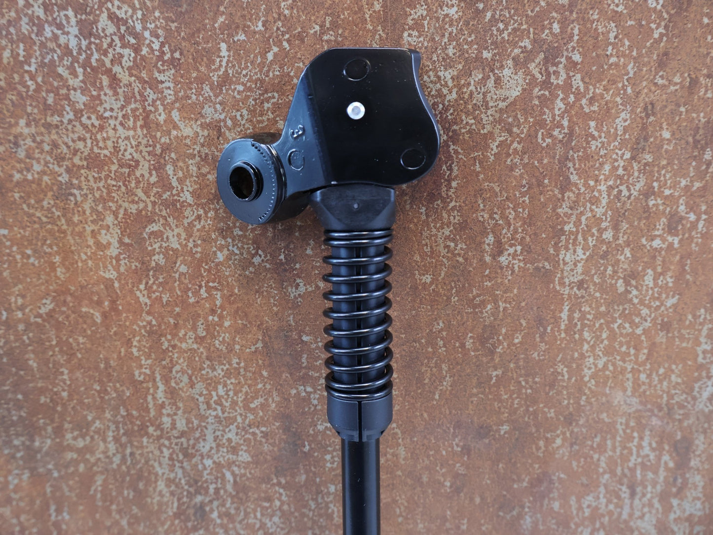 Fahrradständer von hebie, HEBIE AX 618 / HINTERBAUSTÄNDER ACHSMONTAGE / SCHWARZ / B-WARE / OHNE MONTAGEMATERIAL vor USEDBIKES-OB.DE Hintergrund