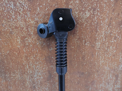 Fahrradständer von hebie, HEBIE AX 618 / HINTERBAUSTÄNDER ACHSMONTAGE / SCHWARZ / B-WARE / OHNE MONTAGEMATERIAL vor USEDBIKES-OB.DE Hintergrund
