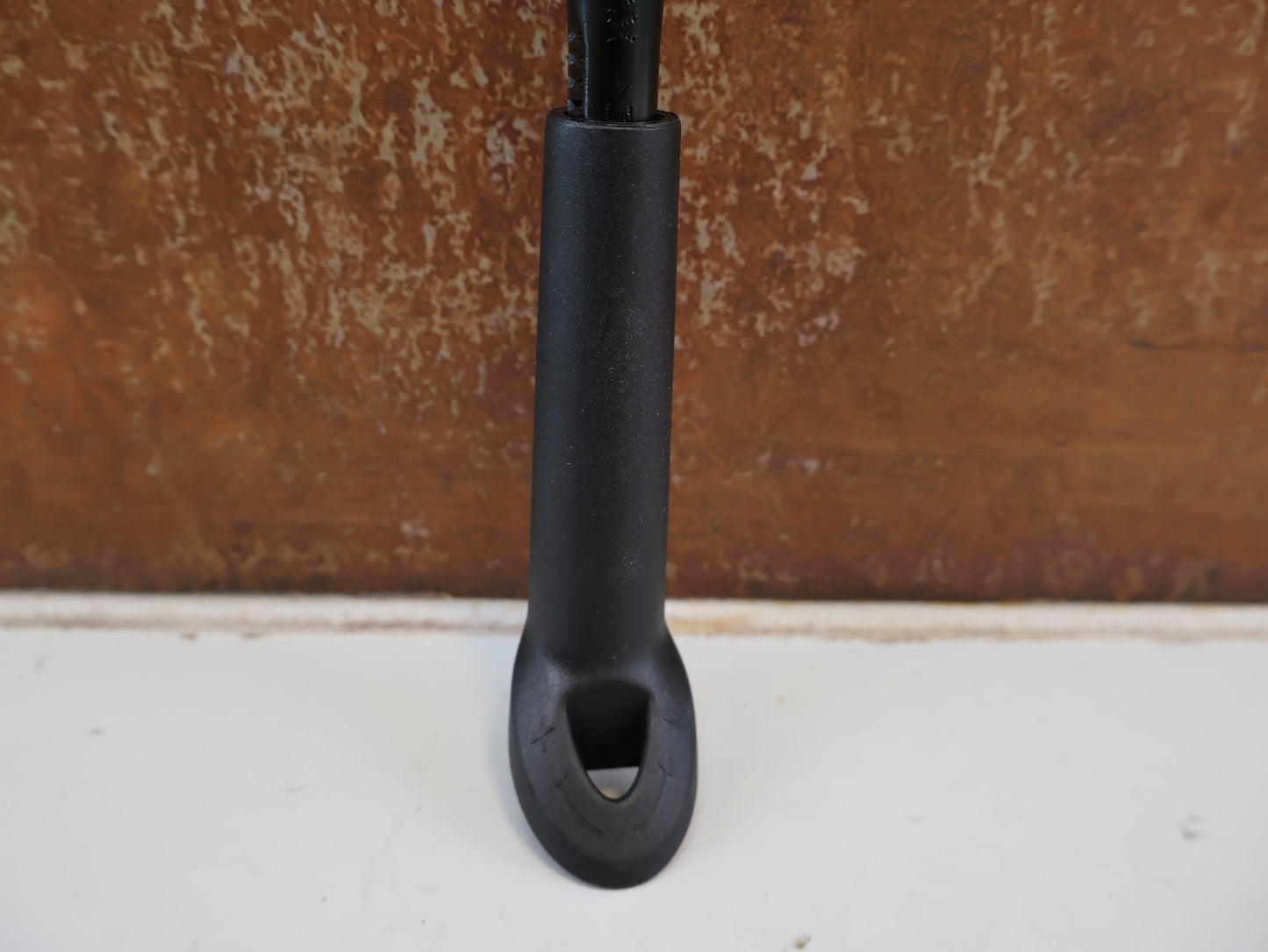 Fahrradständer von hebie, HEBIE AX 618 / HINTERBAUSTÄNDER ACHSMONTAGE / SCHWARZ / B-WARE / OHNE MONTAGEMATERIAL vor USEDBIKES-OB.DE Hintergrund