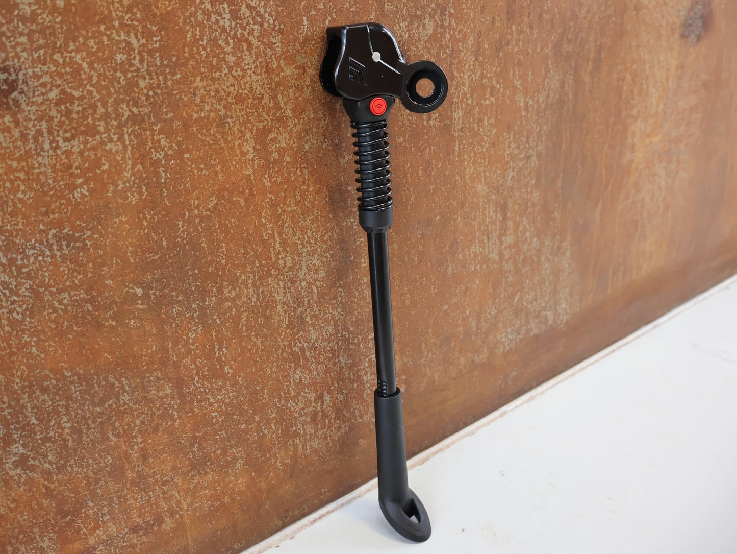 Fahrradständer von hebie, HEBIE AX 618 / HINTERBAUSTÄNDER ACHSMONTAGE / SCHWARZ / B-WARE / OHNE MONTAGEMATERIAL vor USEDBIKES-OB.DE Hintergrund