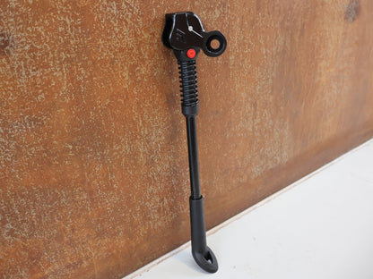 Fahrradständer von hebie, HEBIE AX 618 / HINTERBAUSTÄNDER ACHSMONTAGE / SCHWARZ / B-WARE / OHNE MONTAGEMATERIAL vor USEDBIKES-OB.DE Hintergrund