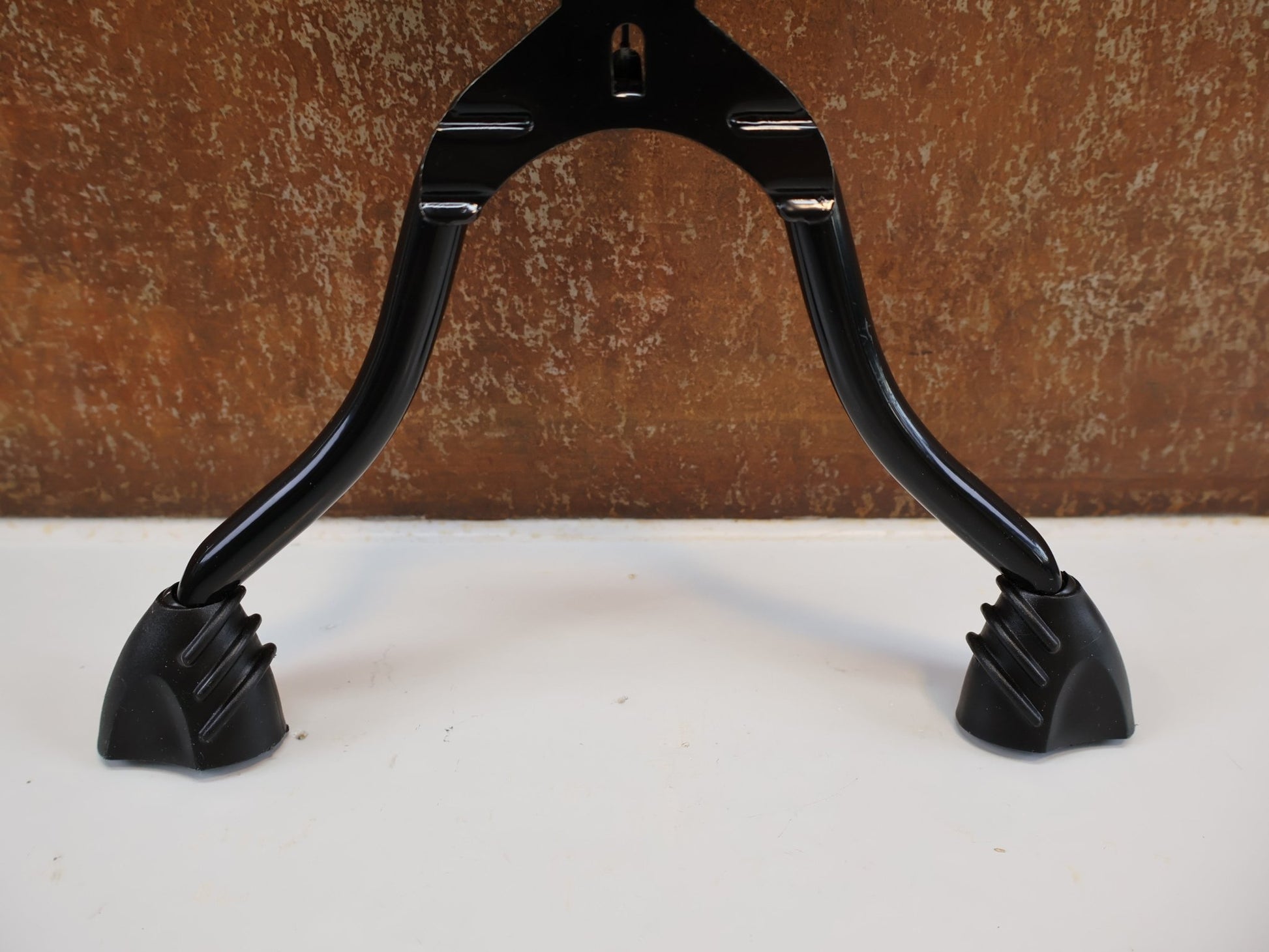 Fahrradständer von hebie, HEBIE REX ZWEIBEINSTÄNDER / 26" - 28" / 60 KG TRAGKRAFT / STAHL / DOPPELSTÄNDER vor USEDBIKES - OB.DE Hintergrund