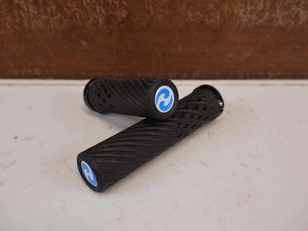 Griffe und Lenkerbänder von Herrmans, HERRMANS LUNA LOCK GRIFFE 130/90MM SCHWARZ SCHALTGRIFF 22MM vor USEDBIKES-OB.DE Hintergrund