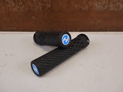 Griffe und Lenkerbänder von Herrmans, HERRMANS LUNA LOCK GRIFFE 130/90MM SCHWARZ SCHALTGRIFF 22MM vor USEDBIKES-OB.DE Hintergrund