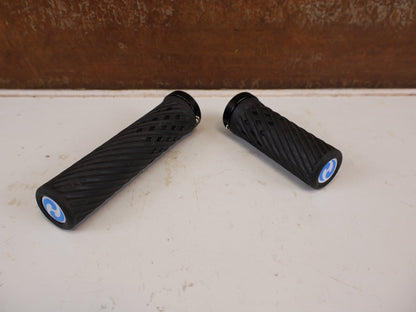 Griffe und Lenkerbänder von Herrmans, HERRMANS LUNA LOCK GRIFFE 130/90MM SCHWARZ SCHALTGRIFF 22MM vor USEDBIKES-OB.DE Hintergrund