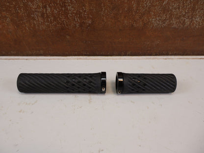 Griffe und Lenkerbänder von Herrmans, HERRMANS LUNA LOCK GRIFFE 130/90MM SCHWARZ SCHALTGRIFF 22MM vor USEDBIKES-OB.DE Hintergrund