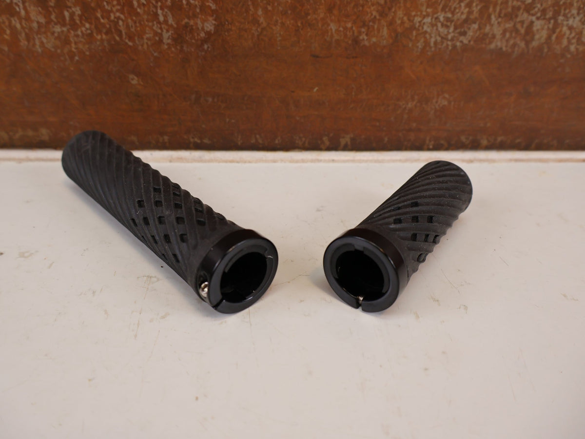 Griffe und Lenkerbänder von Herrmans, HERRMANS LUNA LOCK GRIFFE 130/90MM SCHWARZ SCHALTGRIFF 22MM vor USEDBIKES-OB.DE Hintergrund
