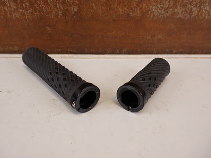 Griffe und Lenkerbänder von Herrmans, HERRMANS LUNA LOCK GRIFFE 130/90MM SCHWARZ SCHALTGRIFF 22MM vor USEDBIKES-OB.DE Hintergrund