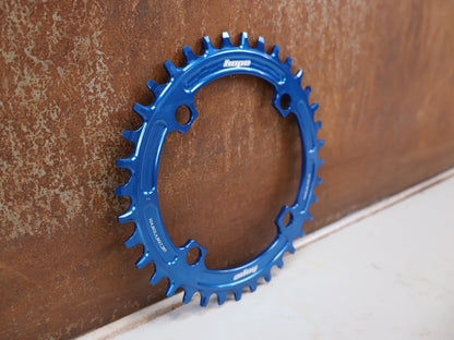 Kettenblatt von Hope, HOPE KETTENBLATT 104 BCD 36 ZÄHNE BLAU 4-ARM RR3622B vor USEDBIKES-OB.DE Hintergrund