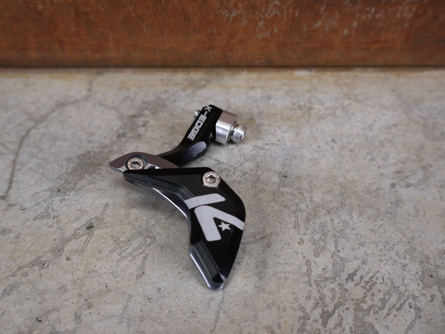 Computerhalterung von K - Edge, K - EDGE 1X RACE CHAIN GUIDE / KETTENFÜHRUNG – ROAD / GRAVEL / CX – SCHWARZ – 36–54 ZÄHNE vor USEDBIKES - OB.DE Hintergrund