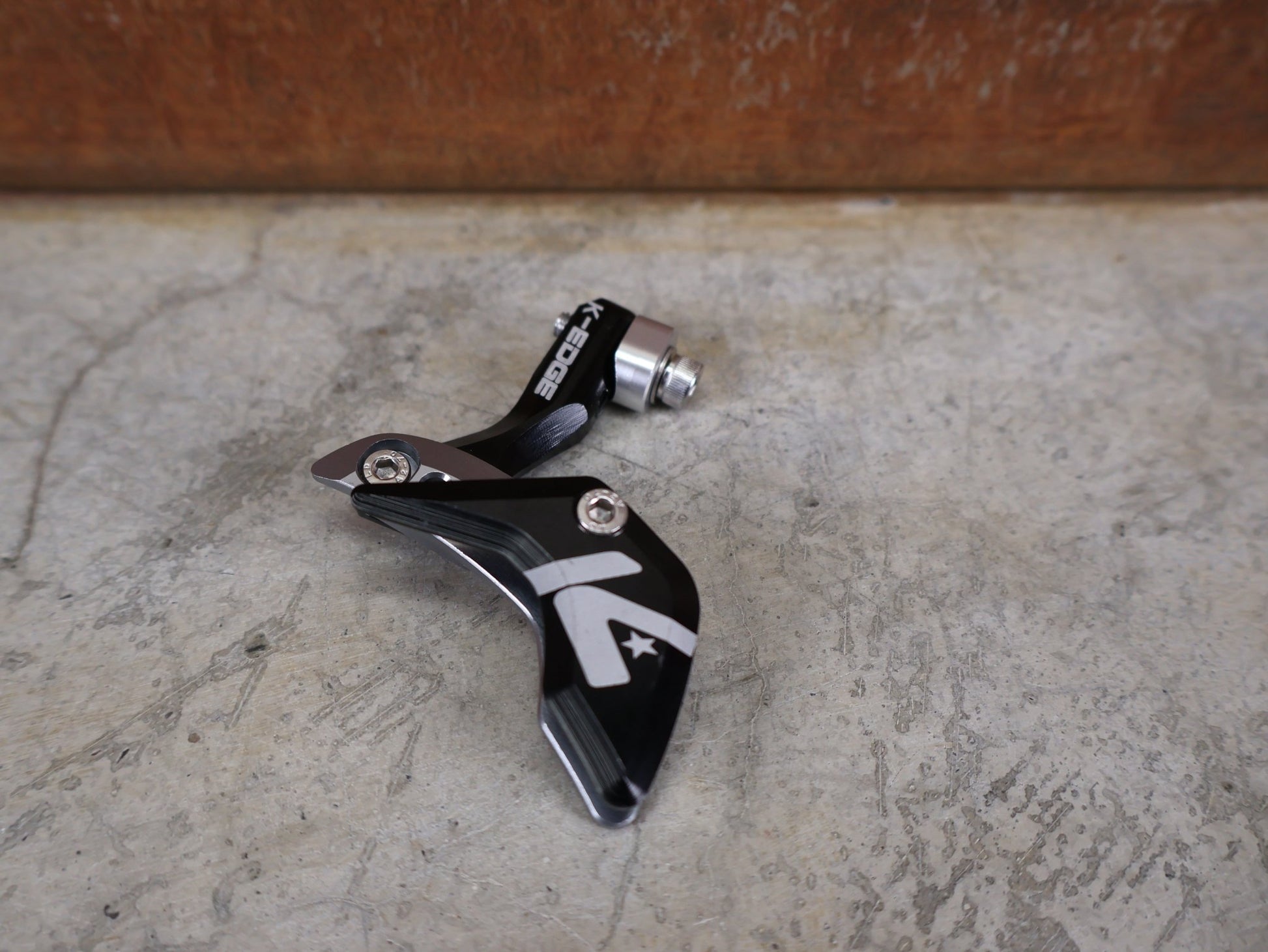 Computerhalterung von K - Edge, K - EDGE 1X RACE CHAIN GUIDE / KETTENFÜHRUNG – ROAD / GRAVEL / CX – SCHWARZ – 36–54 ZÄHNE vor USEDBIKES - OB.DE Hintergrund