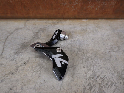 Computerhalterung von K - Edge, K - EDGE 1X RACE CHAIN GUIDE / KETTENFÜHRUNG – ROAD / GRAVEL / CX – SCHWARZ – 36–54 ZÄHNE vor USEDBIKES - OB.DE Hintergrund