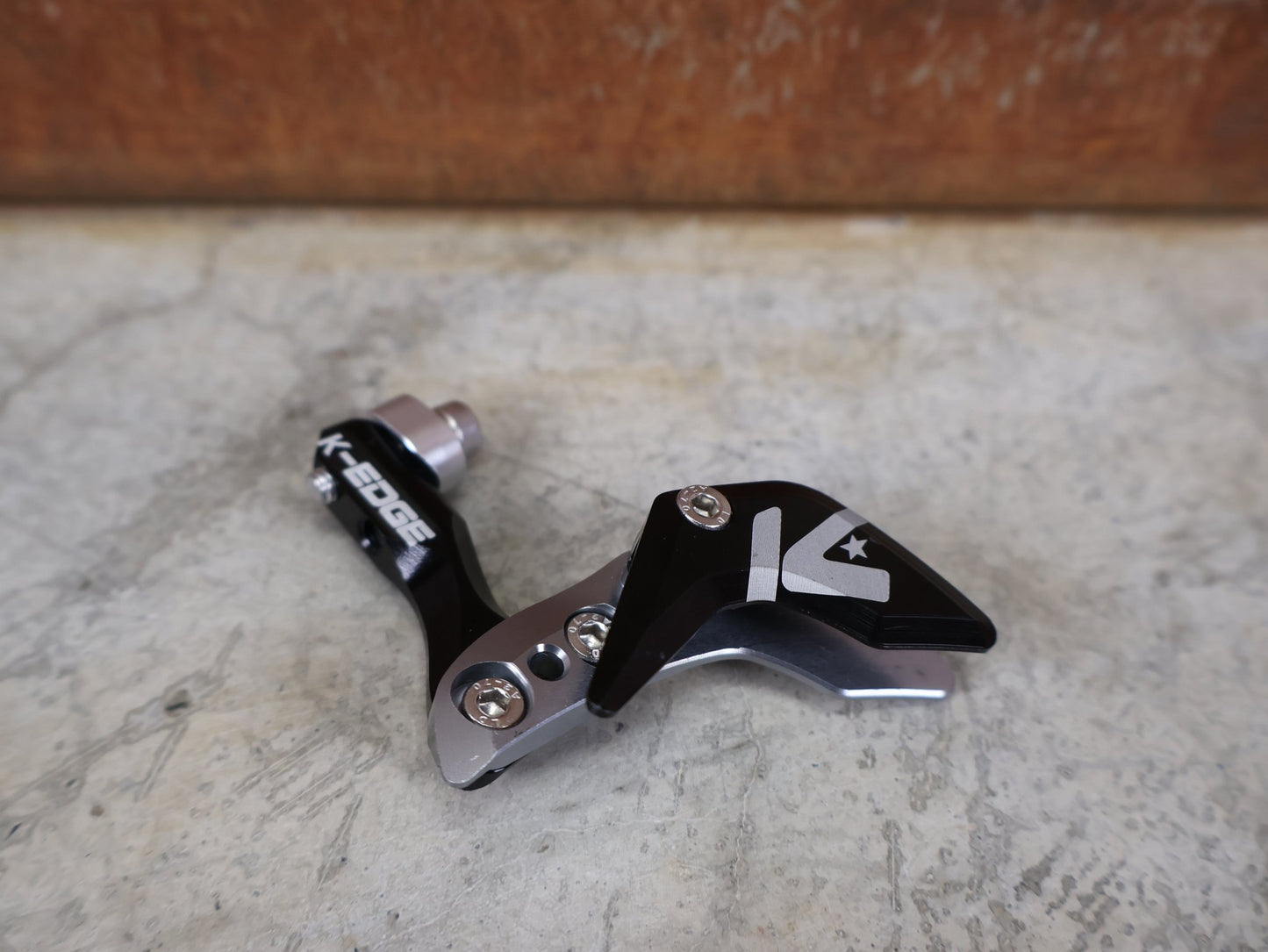 Computerhalterung von K - Edge, K - EDGE 1X RACE CHAIN GUIDE / KETTENFÜHRUNG – ROAD / GRAVEL / CX – SCHWARZ – 36–54 ZÄHNE vor USEDBIKES - OB.DE Hintergrund