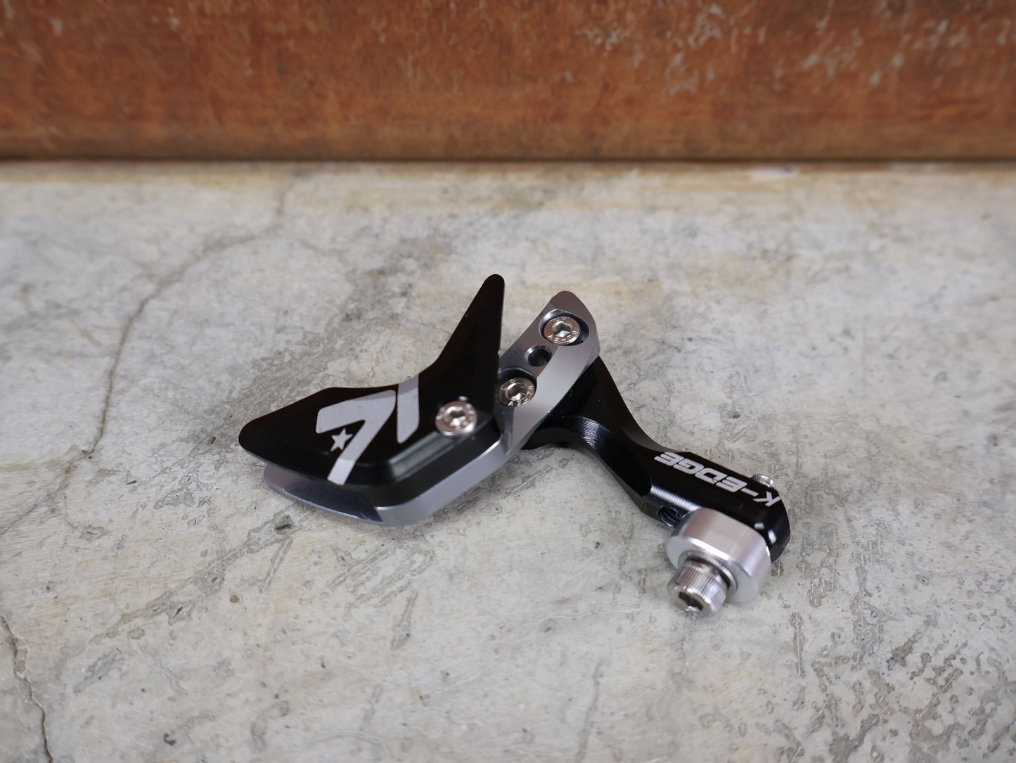 Computerhalterung von K - Edge, K - EDGE 1X RACE CHAIN GUIDE / KETTENFÜHRUNG – ROAD / GRAVEL / CX – SCHWARZ – 36–54 ZÄHNE vor USEDBIKES - OB.DE Hintergrund