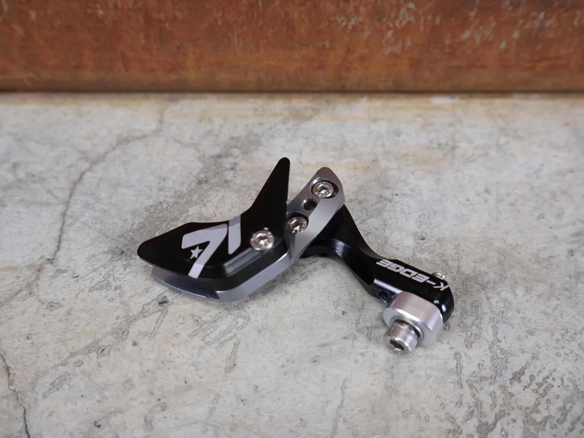 Computerhalterung von K - Edge, K - EDGE 1X RACE CHAIN GUIDE / KETTENFÜHRUNG – ROAD / GRAVEL / CX – SCHWARZ – 36–54 ZÄHNE vor USEDBIKES - OB.DE Hintergrund