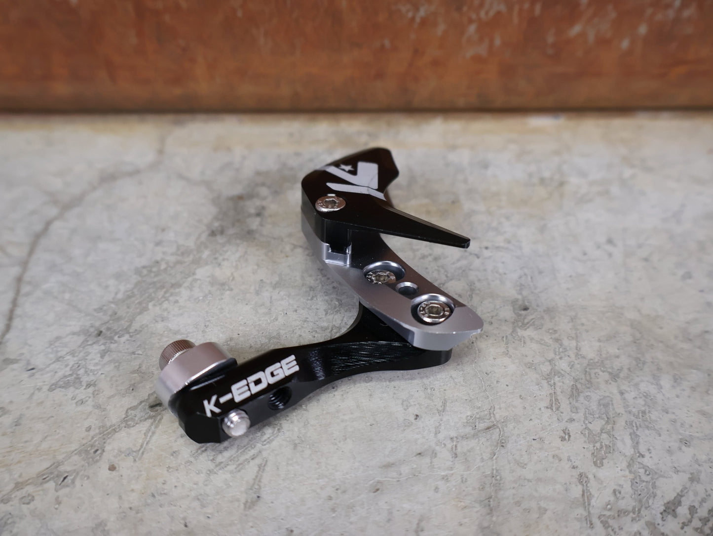 Computerhalterung von K - Edge, K - EDGE 1X RACE CHAIN GUIDE / KETTENFÜHRUNG – ROAD / GRAVEL / CX – SCHWARZ – 36–54 ZÄHNE vor USEDBIKES - OB.DE Hintergrund