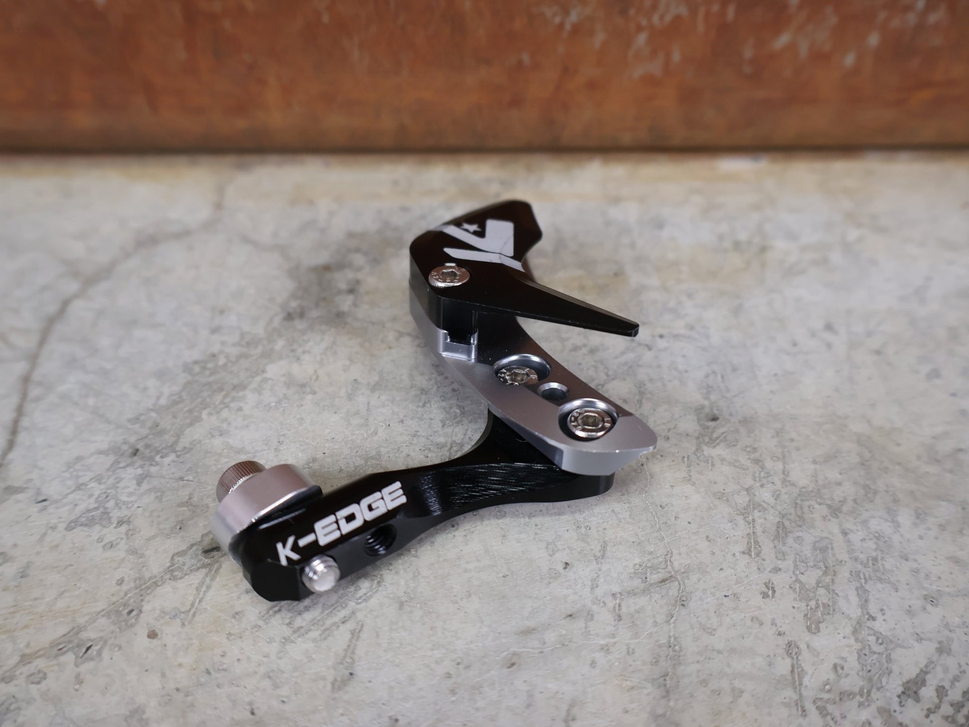 Computerhalterung von K - Edge, K - EDGE 1X RACE CHAIN GUIDE / KETTENFÜHRUNG – ROAD / GRAVEL / CX – SCHWARZ – 36–54 ZÄHNE vor USEDBIKES - OB.DE Hintergrund