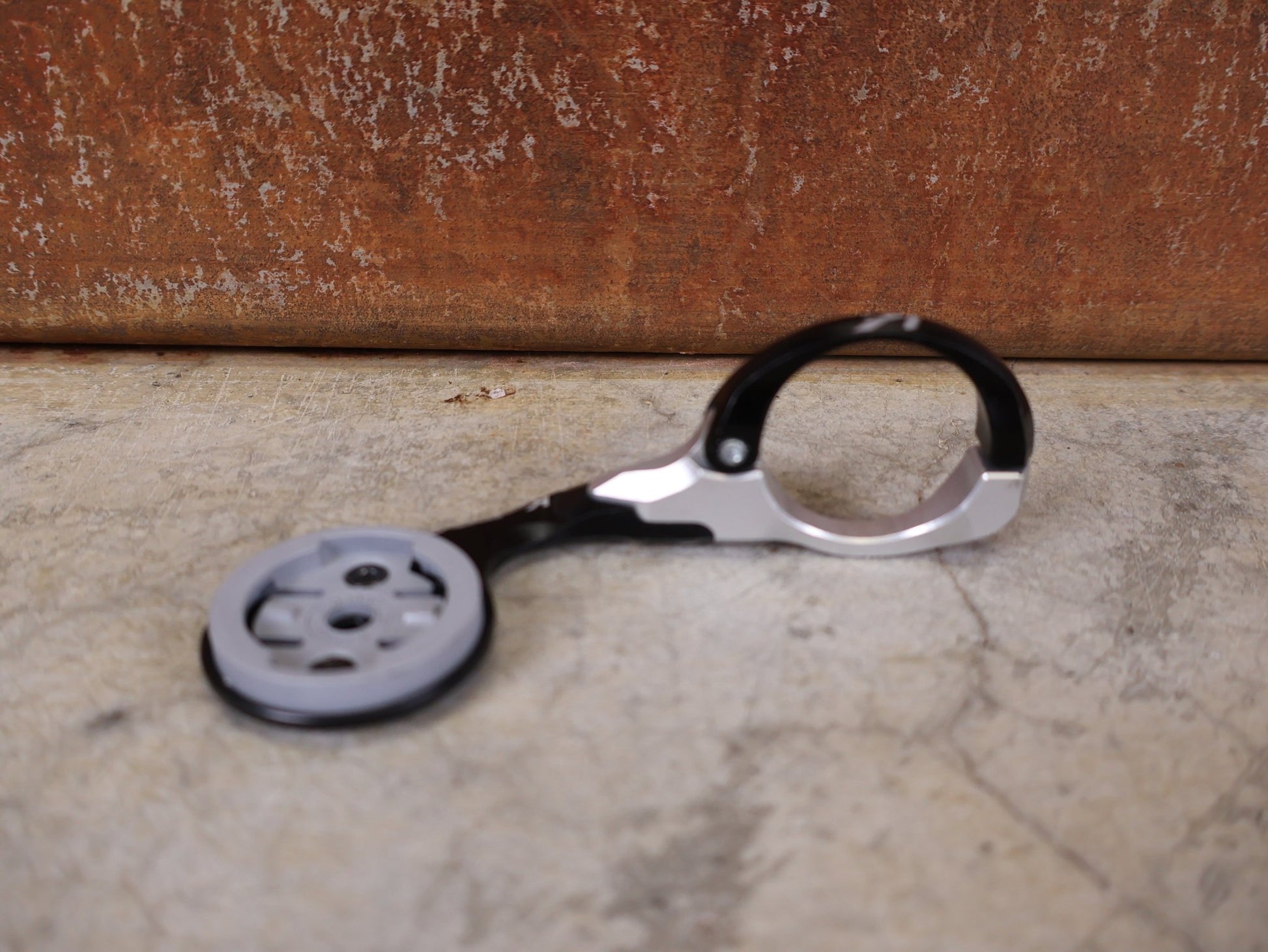 Computerhalterung von K - Edge, K - EDGE PRO RACE MOUNT COMPUTERMOUNT 31,8MM / WAHOO vor USEDBIKES - OB.DE Hintergrund