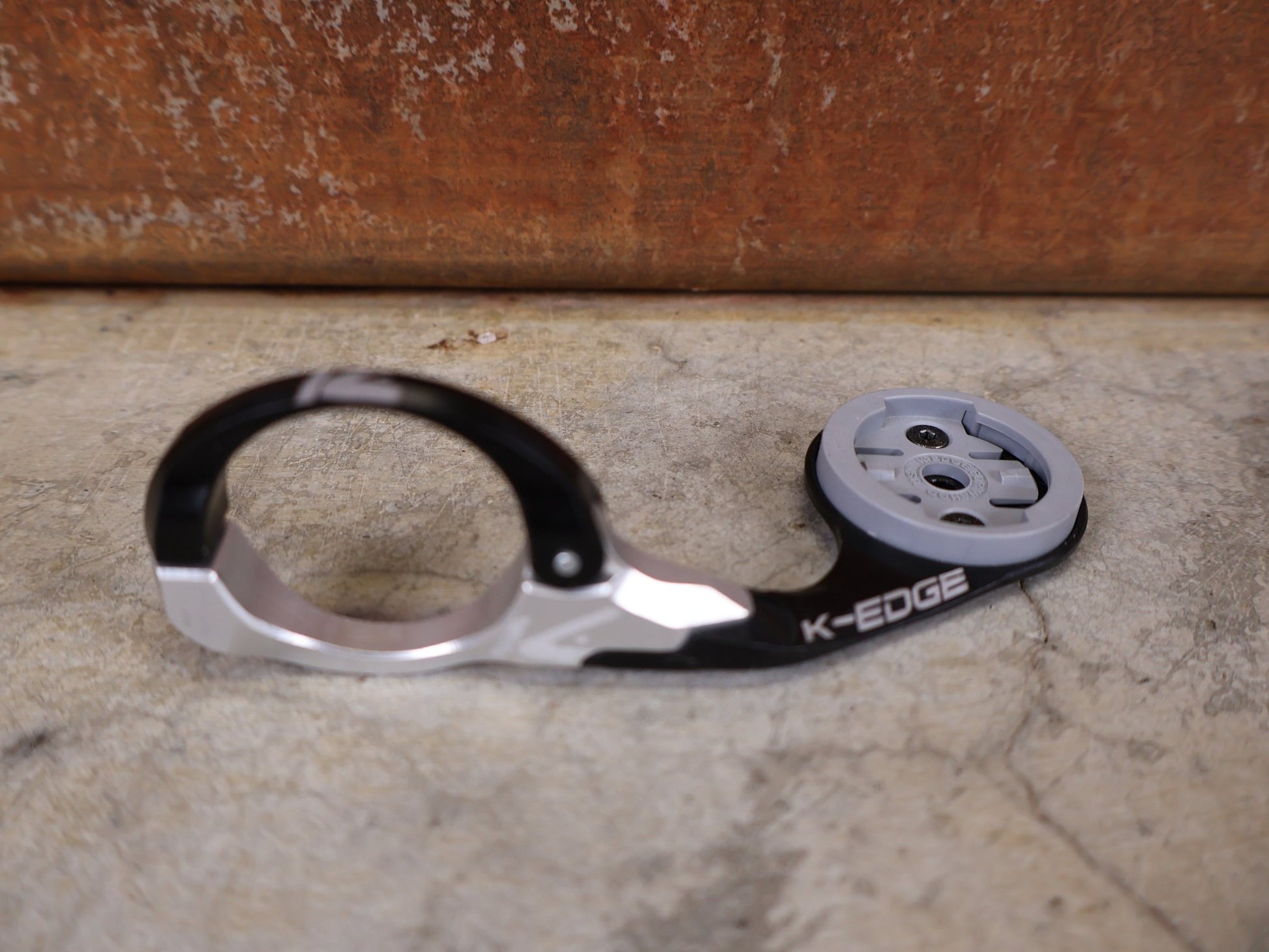 Computerhalterung von K - Edge, K - EDGE PRO RACE MOUNT COMPUTERMOUNT 31,8MM / WAHOO vor USEDBIKES - OB.DE Hintergrund