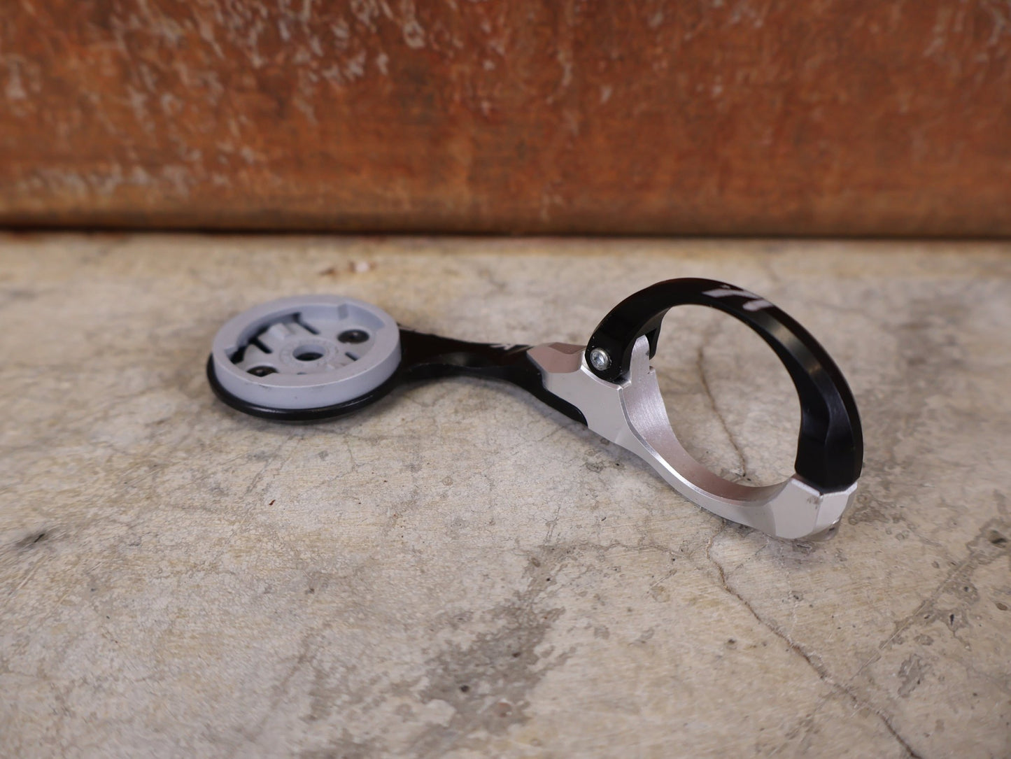 Computerhalterung von K - Edge, K - EDGE PRO RACE MOUNT COMPUTERMOUNT 31,8MM / WAHOO vor USEDBIKES - OB.DE Hintergrund