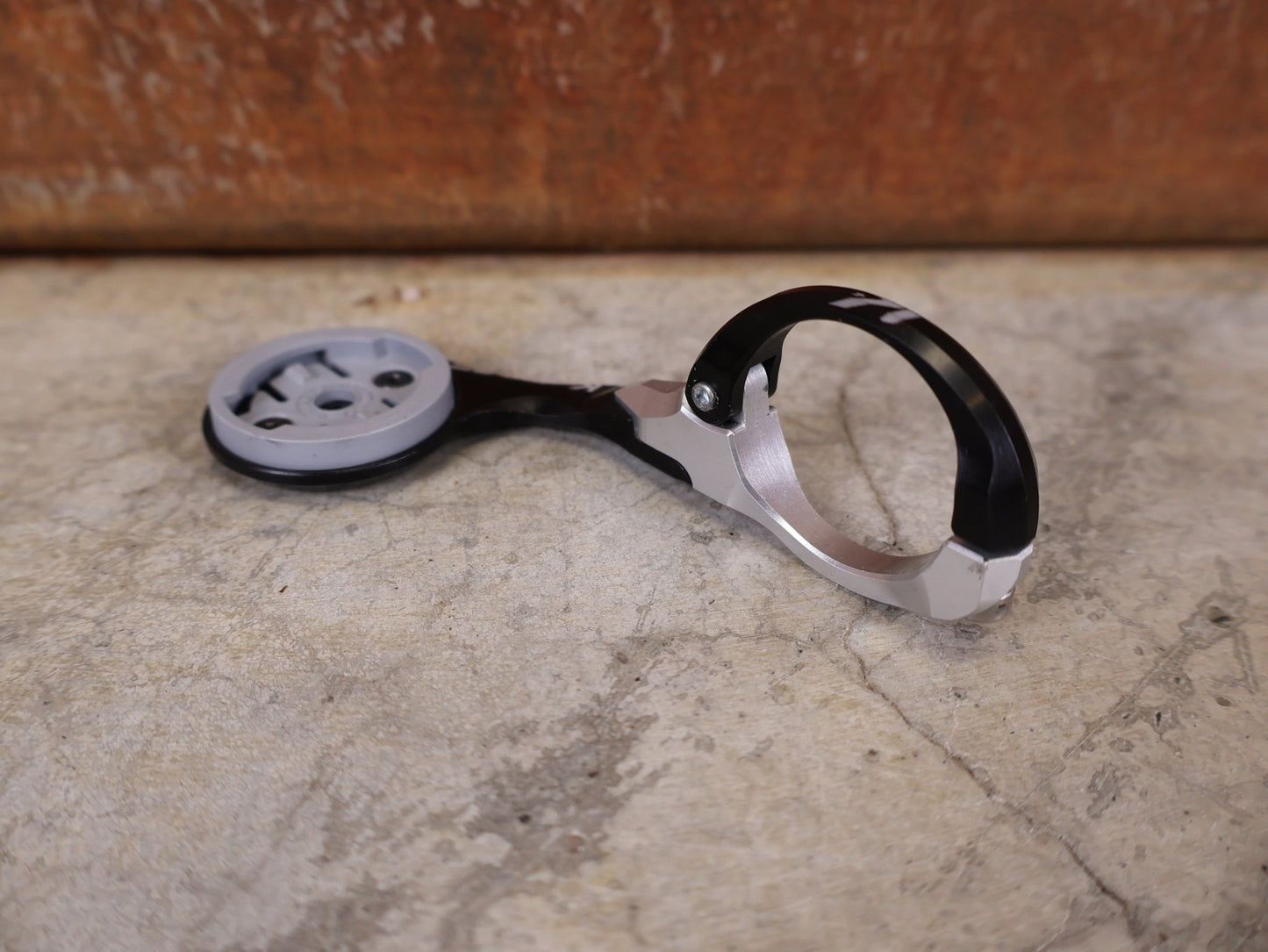 Computerhalterung von K - Edge, K - EDGE PRO RACE MOUNT COMPUTERMOUNT 31,8MM / WAHOO vor USEDBIKES - OB.DE Hintergrund