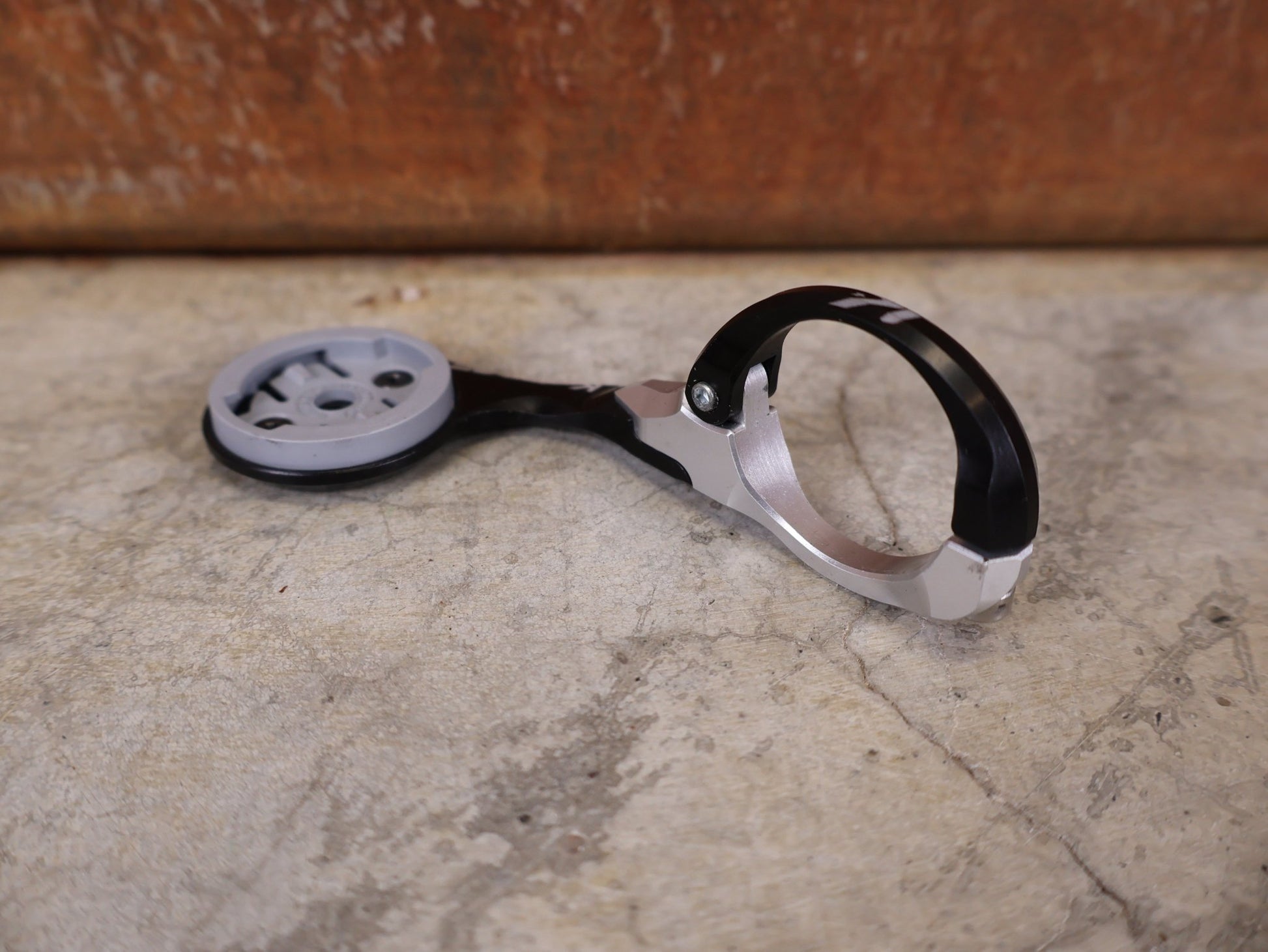 Computerhalterung von K - Edge, K - EDGE PRO RACE MOUNT COMPUTERMOUNT 31,8MM / WAHOO vor USEDBIKES - OB.DE Hintergrund