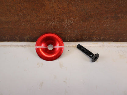 Zubehör von K-Edge, K-EDGE RACE TOP CAP AHEAD KAPPE 1 1/8"/ ROT INKL SCHRAUBE vor USEDBIKES-OB.DE Hintergrund
