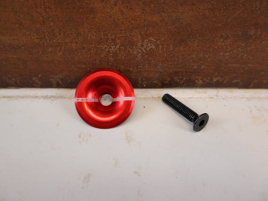 Zubehör von K-Edge, K-EDGE RACE TOP CAP AHEAD KAPPE 1 1/8"/ ROT INKL SCHRAUBE vor USEDBIKES-OB.DE Hintergrund